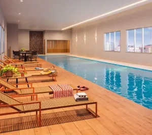 Piscina coberta, aquecida e com raia de 25m
