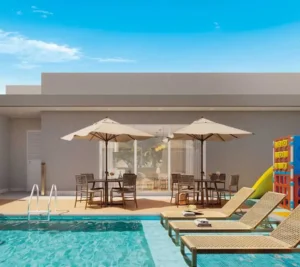 Piscina e área externa da casa de campo
